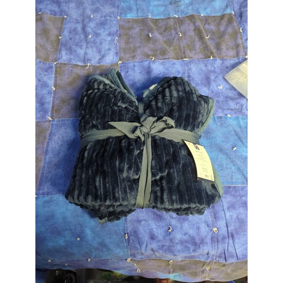 Member's Mark Ribbed Throw Blanket 60"x70" Navy Blue – Super Soft & Cozy - Picture 10 of 11